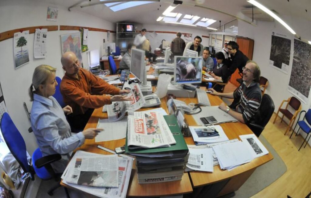 Qué revela "Todos los hombres del presidente" sobre el periodismo investigativo 1 periodistas trabajando en una investigacion profunda