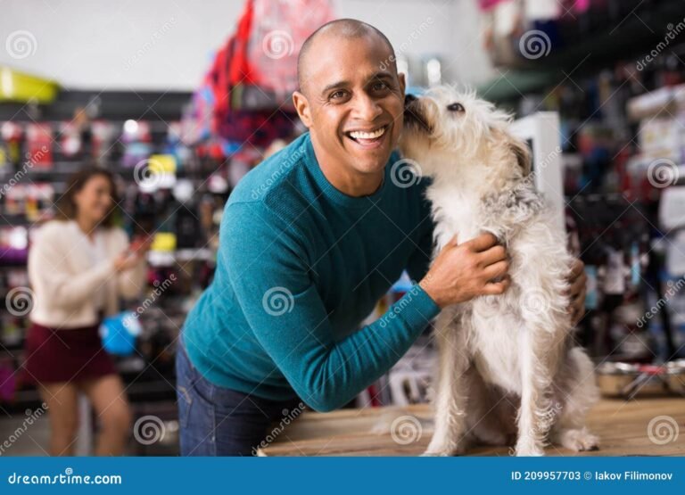 perro feliz en una tienda de mascotas