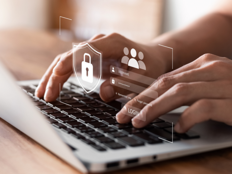 Cómo consultar el estado de cuenta de Travel Rock en línea 28 persona usando una laptop con cuentas financieras