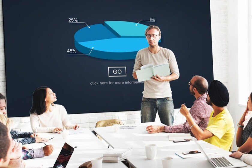 Para qué sirve PowerPoint y cómo puede mejorar tus presentaciones 1 personas presentando con diapositivas de powerpoint