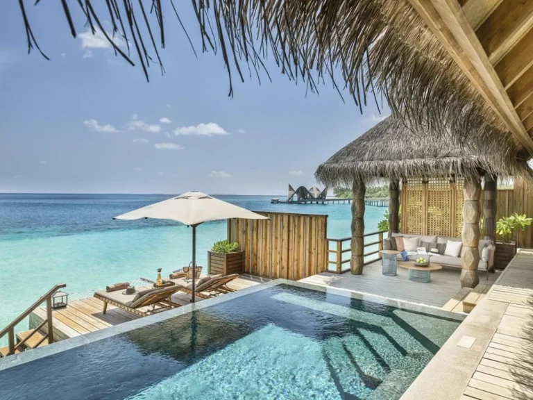 piscina relajante en un resort de lujo