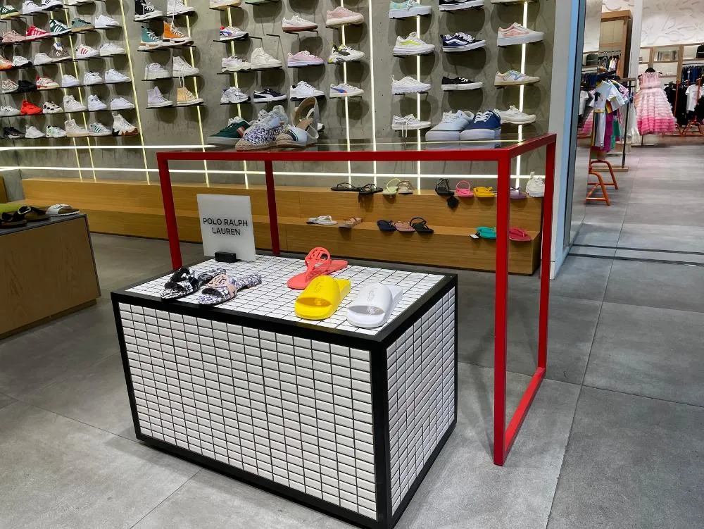 Qué servicios y productos ofrece Super Nataly en Santiago del Estero 1 productos diversos en una tienda moderna