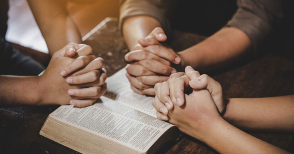 De qué trata el versículo "Si mi pueblo se humillare" 1 pueblo orando en humildad y unidad