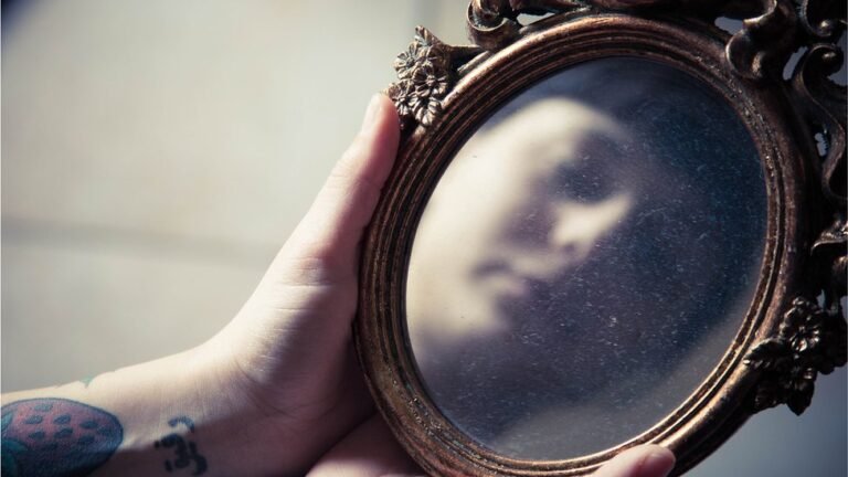 El espejo tiene dos caras: qué significa esta expresión 1 reflejo dual en un espejo antiguo