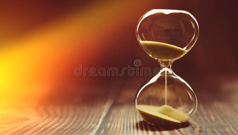 Cuándo es el momento adecuado para enviar un telegrama de renuncia por jubilación 1 reloj de arena simbolizando el tiempo