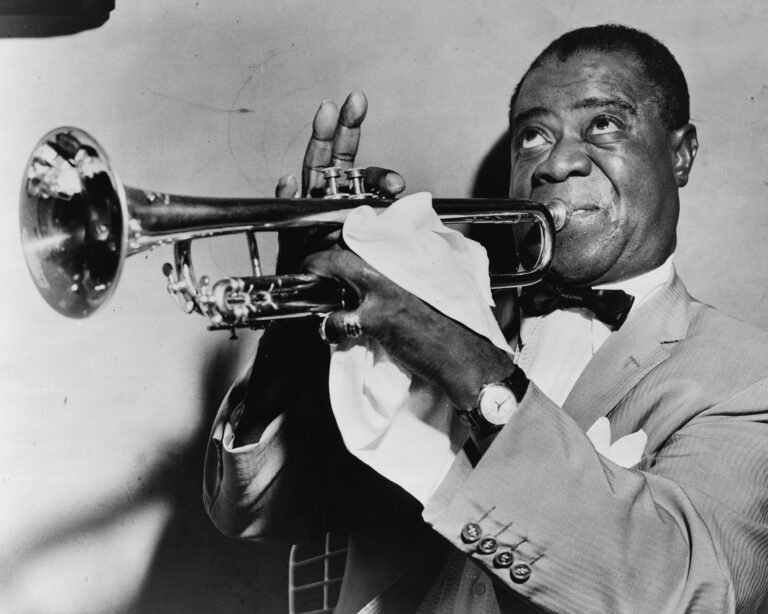 retrato de louis armstrong con trompeta