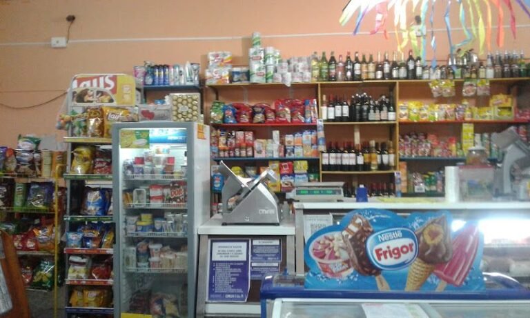 Qué productos y servicios ofrece el supermercado Arco Iris en Arroyo Seco 18 supermercado arco iris con productos variados
