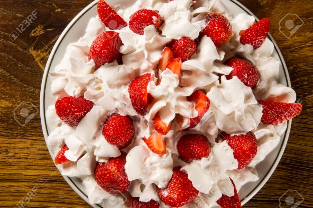 Cómo hacer crema chantilly perfecta para decorar tortas 1 tazon con crema chantilly y fresas