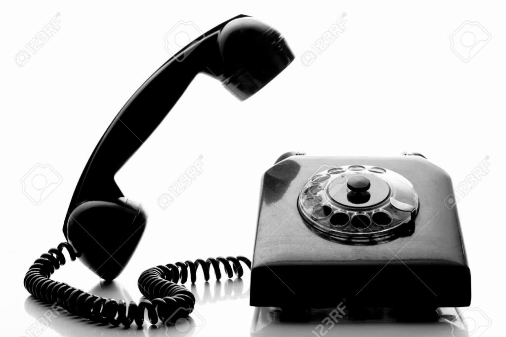 Cuáles son los teléfonos de contacto del Ciclo Básico Común de UBA 1 telefono antiguo con auricular levantado