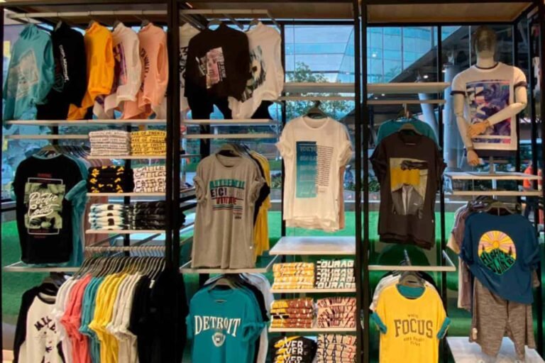 Qué ofertas y novedades tiene Todo Moda en Lomas de Zamora 2 tienda colorida de moda juvenil