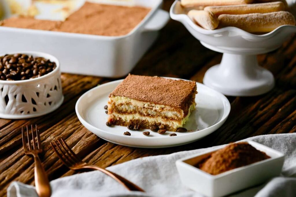 Cómo preparar un delicioso tiramisú fácil sin huevo y con vainillas 1 tiramisu en un plato elegante