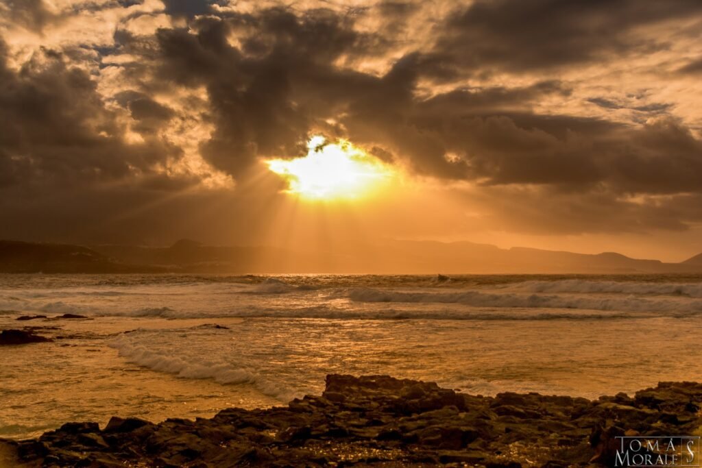 De qué trata la canción "Tú te vas" de Chayanne 1 un atardecer melancolico en la playa
