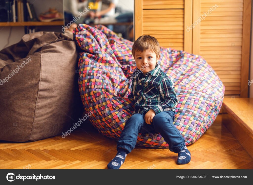 Qué enseñanzas nos deja la historia de Jack y las habichuelas mágicas 1 un nino mirando hacia un gran frijol