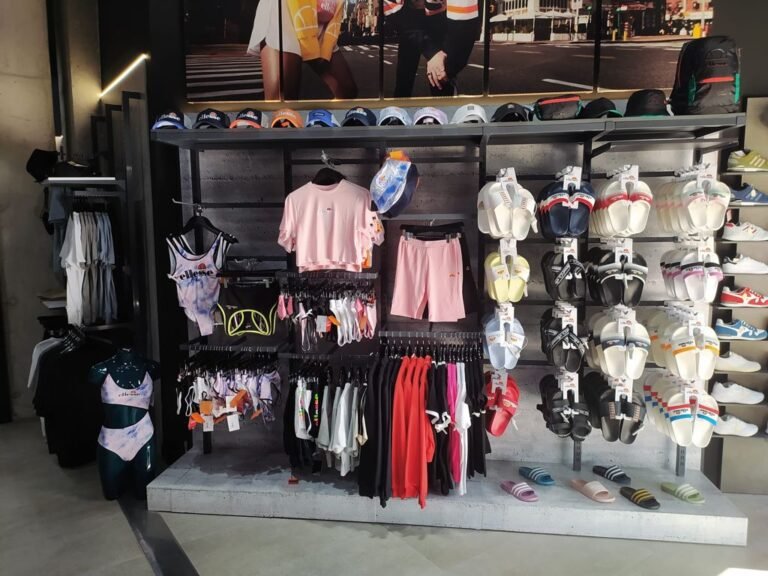 Qué productos ofrece Just for Sport en su tienda online 25 variedad de productos deportivos en estanterias