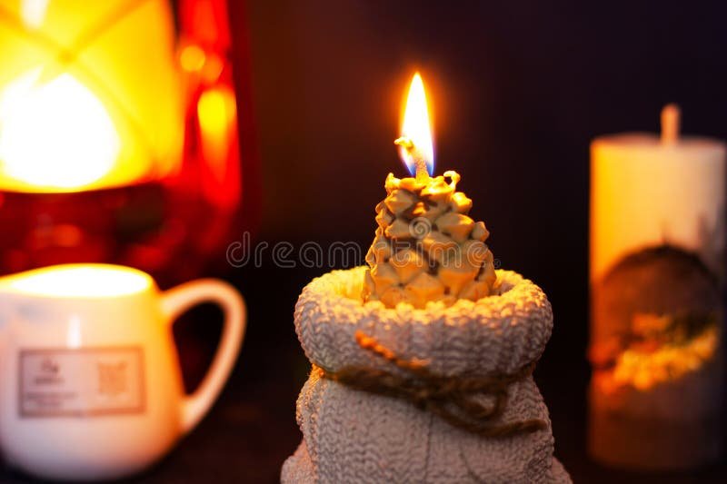 Cómo elegir un nombre creativo para tu emprendimiento de velas 1 velas encendidas en un ambiente acogedor