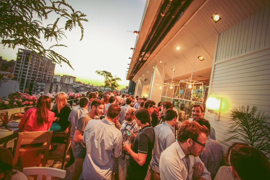 Dónde encontrar el mejor primer piso de bar en Buenos Aires 1 vista de un bar acogedor en buenos aires