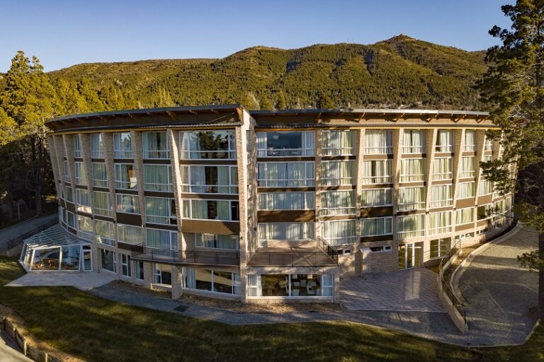 Dónde se encuentra el Águila Mora Suites & Spa y qué ofrece 18 vista panoramica del aguila mora suites