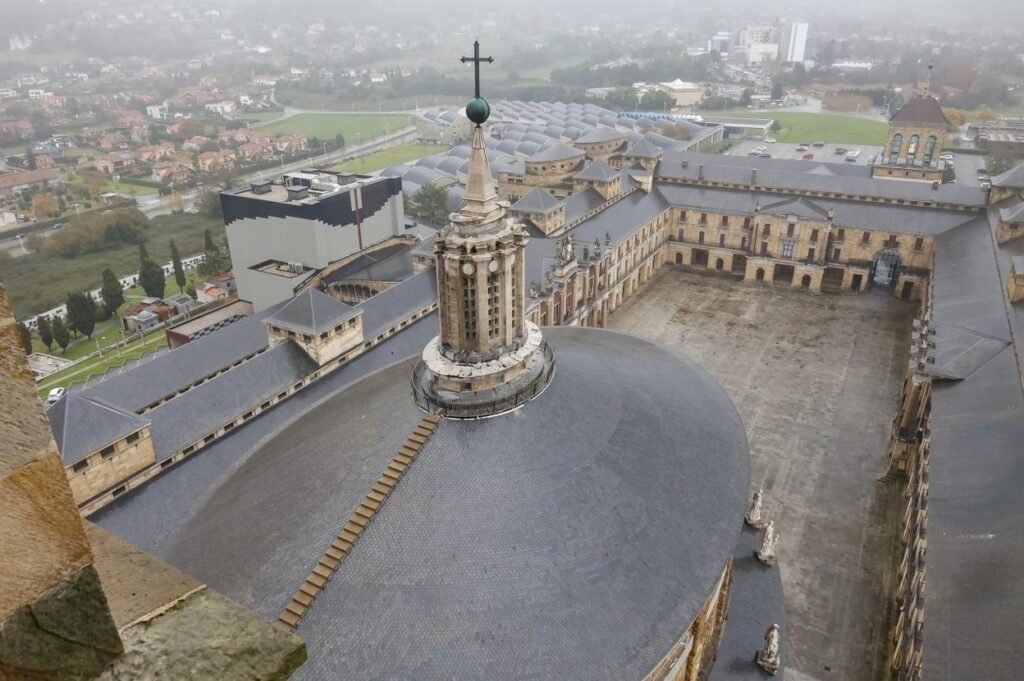 Qué servicios y comodidades ofrece el complejo La Torre en Costa del Este